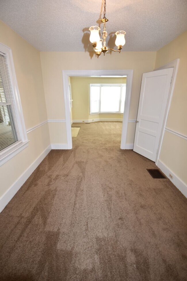 Foto del edificio - Large 2 Bedroom Home For Rent Near Madison Street!