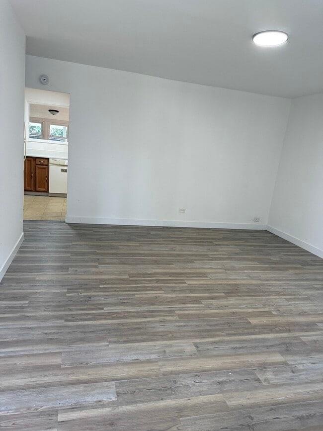 Building Photo - 533 Redwood Rd