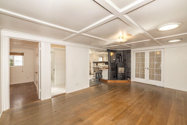 Building Photo - Charming 2 Bed/1 Bath Cottage w/ In-Unit L...