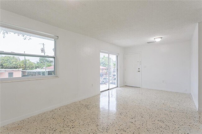 Foto del edificio - 3290 NW 4th St
