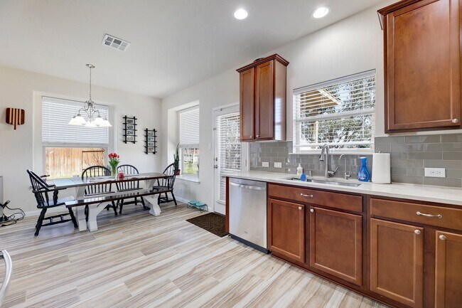 Foto del edificio - 1301 Sunny Meadows Loop