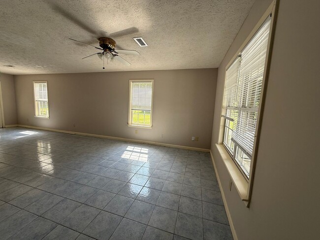 Building Photo - 3 Bedrooms, 2 Bathrooms - Home in West Rome!