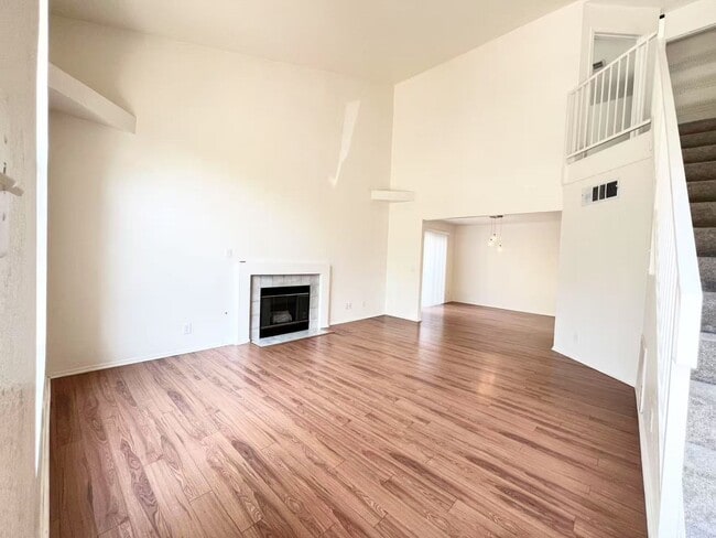 Building Photo - Spacious Townhome in Desirable Green Valle...