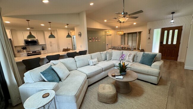 Foto del edificio - Turnkey Furnished Short Term Rental