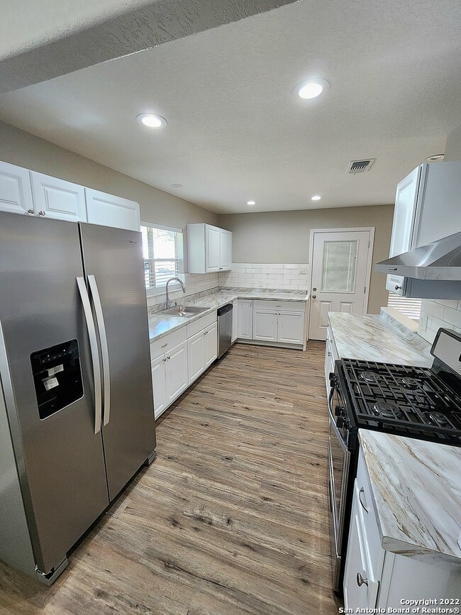 Building Photo - 112 Bluebonnet Rd