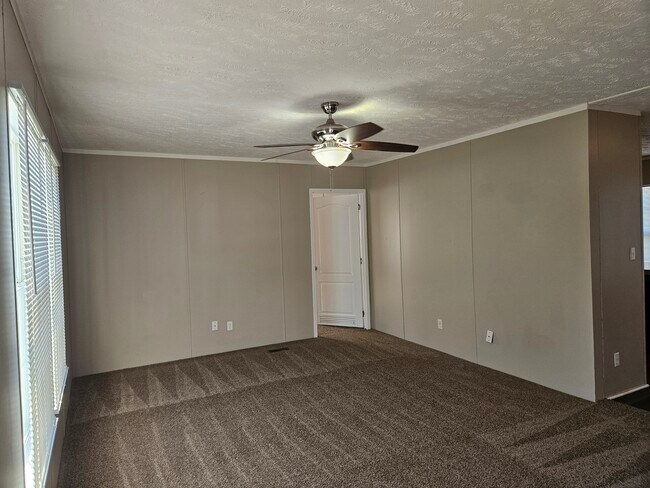 Building Photo - 61 Lynnwood Cir