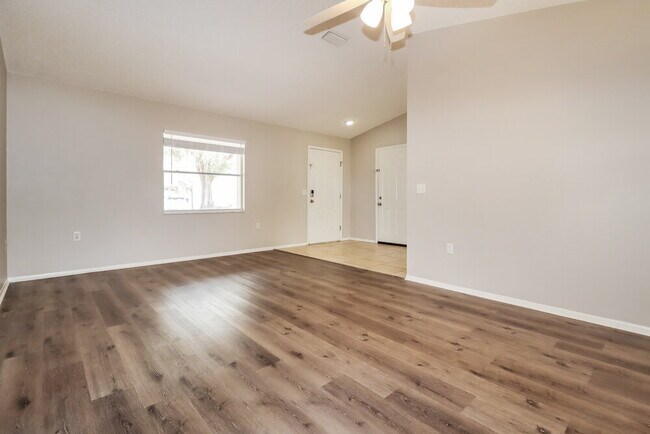 Foto del edificio - 8047 Hathaway Dr