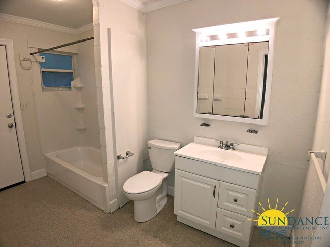 Building Photo - Quaint 2 Bedroom Cottage in Mary Esther