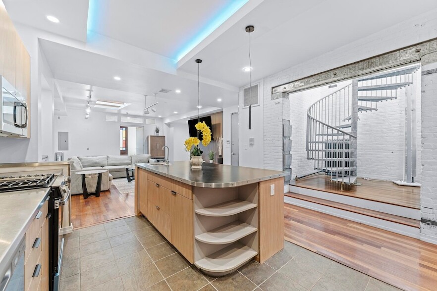 Photo - 330 Montgomery St