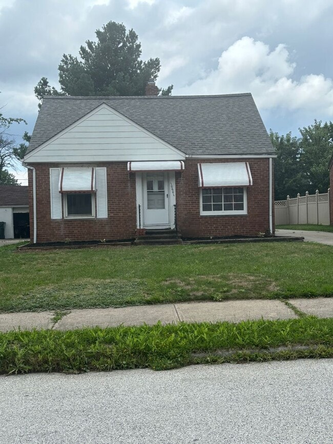 Building Photo - Spacious Single Family 3 Bedroom with Central Air - Will Not Last Long!
