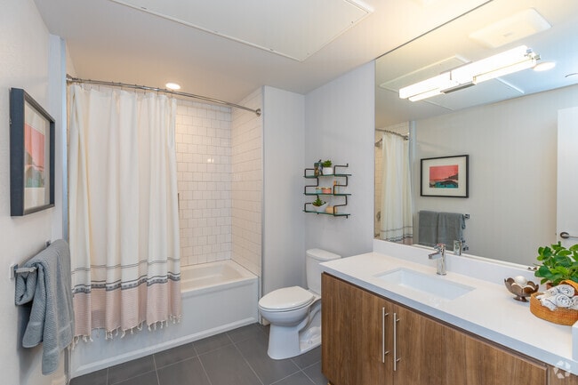 1BR, 1 BA - 643SF - 4th and J