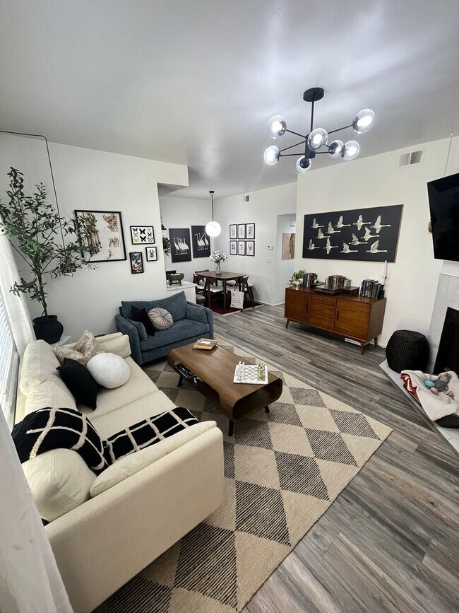 Foto del edificio - Stunning 2-Bed, 2-Bath Renovated Home with Private Patio & Parking!