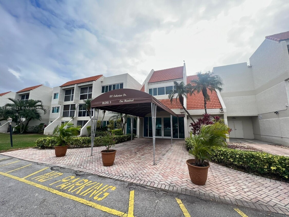 100 Lakeview Dr Unit 118, Weston, FL 33326 Condo for Rent in Weston