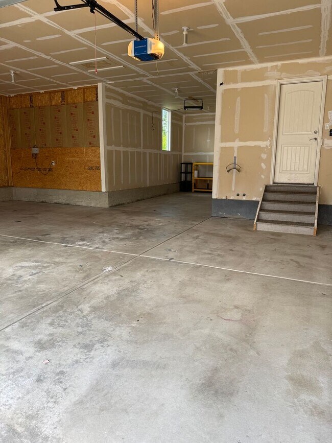 Foto del edificio - Spacious and Bright 4 Bedroom Home in Wind...