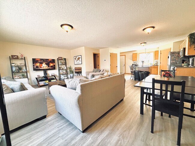 Building Photo - Updated 3bed 3bath End Unit Townhome w’Great Views