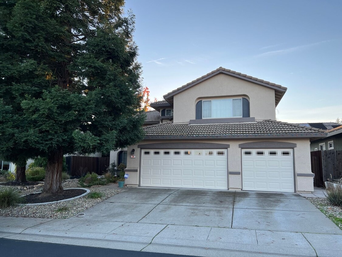 Foto principal - Charming 4 Bedroom Ridgeview Large Lot Home!