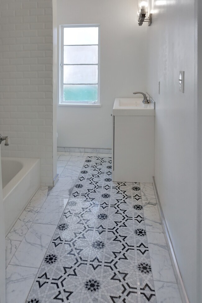 Building Photo - 219 E Chestnut St