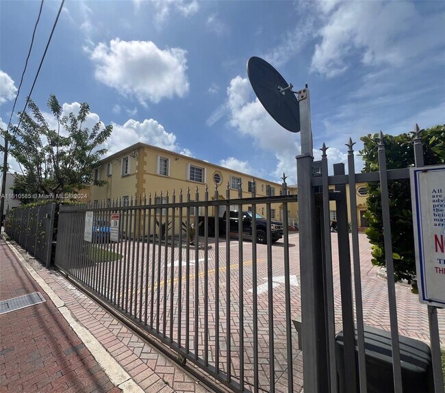 Foto del edificio - 1326 SW 6th St