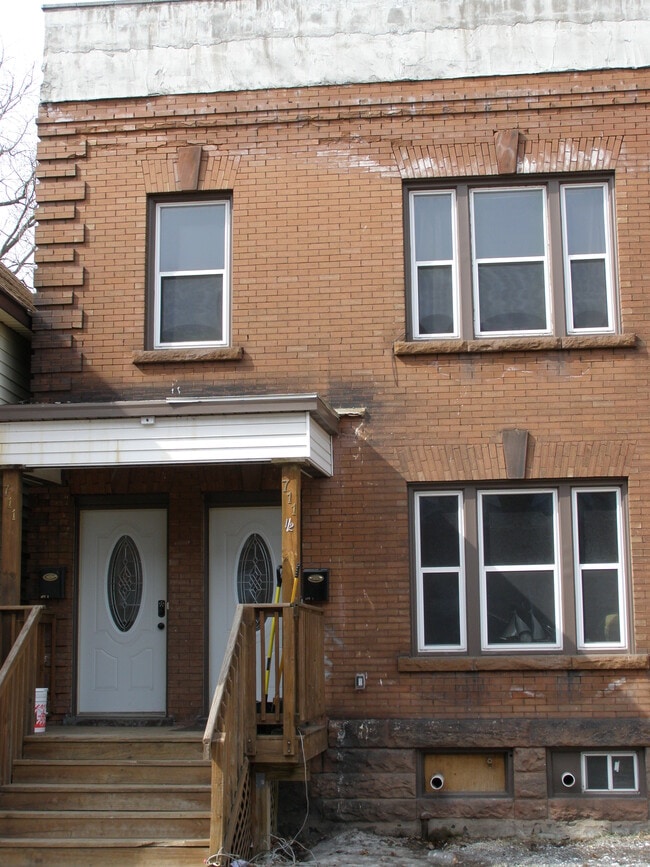 Building Photo - 711 E 2nd St Building Photo - 711 E 2nd St