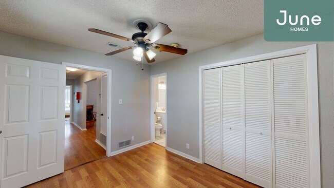 Foto del edificio - ROOM ONLY in 4-bed/2.0-bath Home