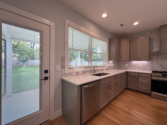 Foto del edificio - Gorgeous Updated 4 Bedroom Ranch Home
