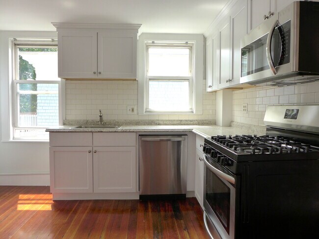 Building Photo - 52 Oak Square Ave