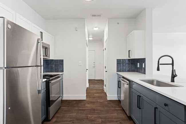 Building Photo - Lauren