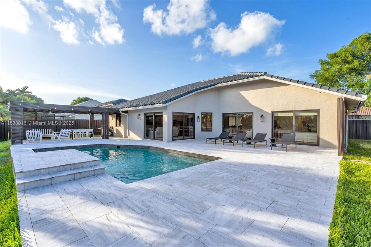 Foto principal - 10208 SW 12th St
