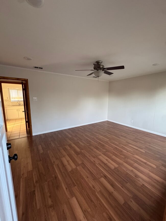 Sala de estar - 903 Corinth Rd