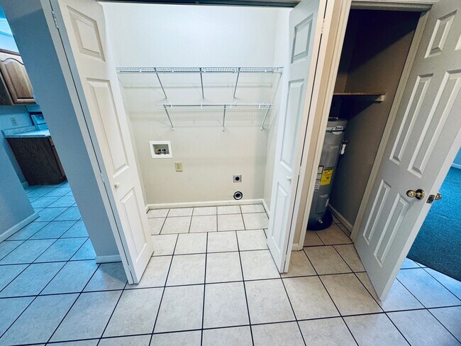 Foto del edificio - FOR LEASE- CONDO LOCATED IN A 55+ COMMUNITY!