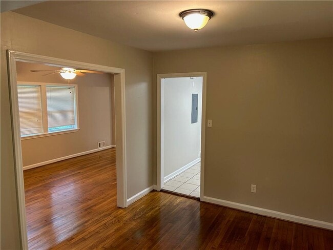 Building Photo - 3231 Pinehill Dr