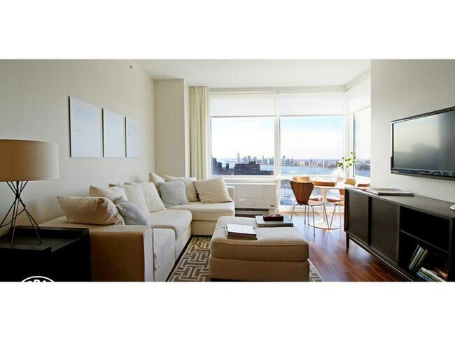 Building Photo - 620 W 42nd St