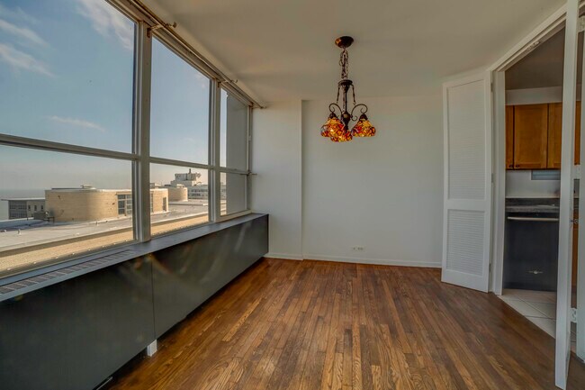 Foto del edificio - 655 W Irving Park Rd