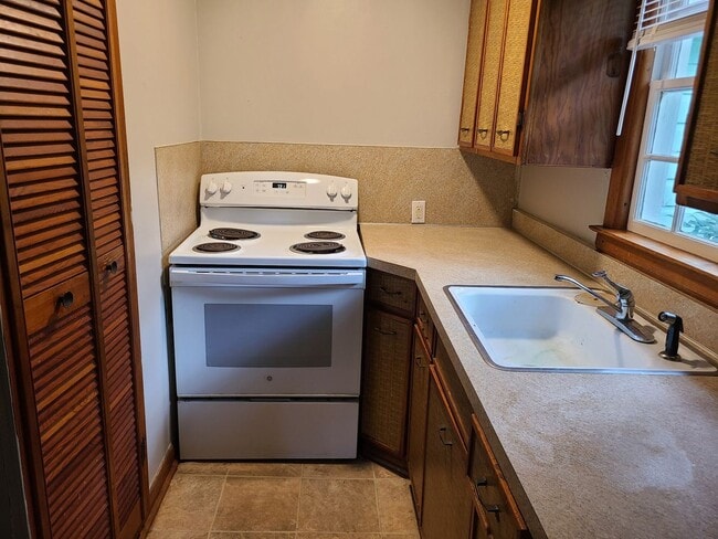 Building Photo - Move in Ready 3 bedroom/one bathroom $850