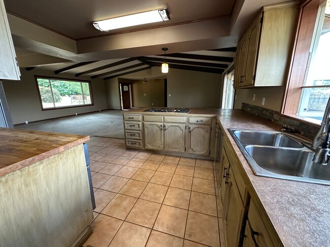 Building Photo - 17155 SW Elsner Road ~ Country Living, Clo...