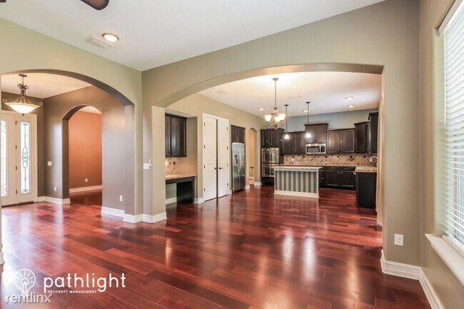 Foto del edificio - 5 br, 3 bath House - 1684 Fenton Avenue UNIT