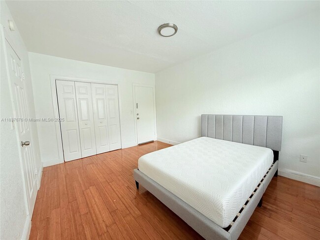 Foto del edificio - 7315 Carlyle Ave