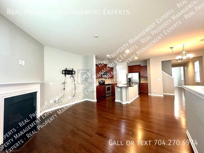 Building Photo - Beautiful 4BR/2.5BA 2 Story House in Hunte...