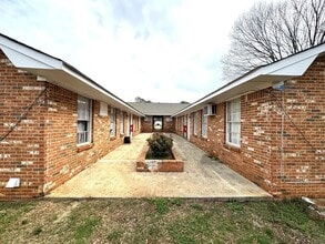 Building Photo - 208 Cloverleaf Dr