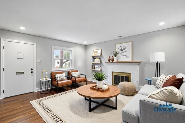 Building Photo - ADORABLE BUNGALOW IN LAKESIDE