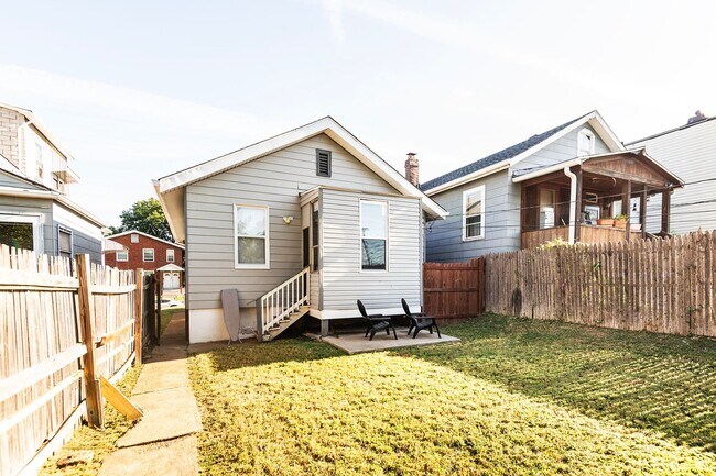 Building Photo - Beautiful Renovated 2 Bed 1 Bath Home