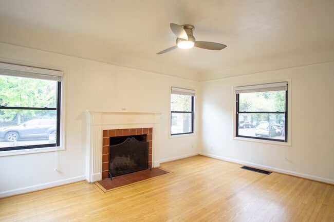 Building Photo - Rare Availability: Fabulous NW 2-Bedroom w...