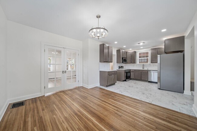Building Photo - Fully Renovated Beauty!!