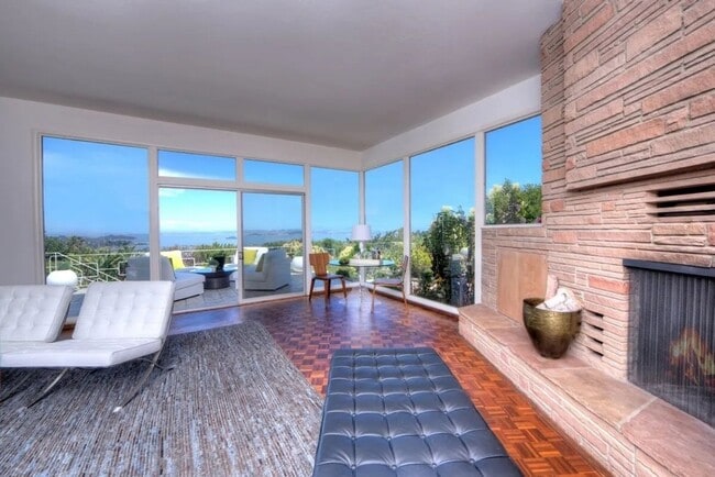 Building Photo - Stunning Private Estate - 4 Bedroom / 4 Ba...
