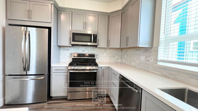 Foto del edificio - Modern Style and Sophistication, 2 En-Suite BR, 2.5 BA Townhouse with EV charging