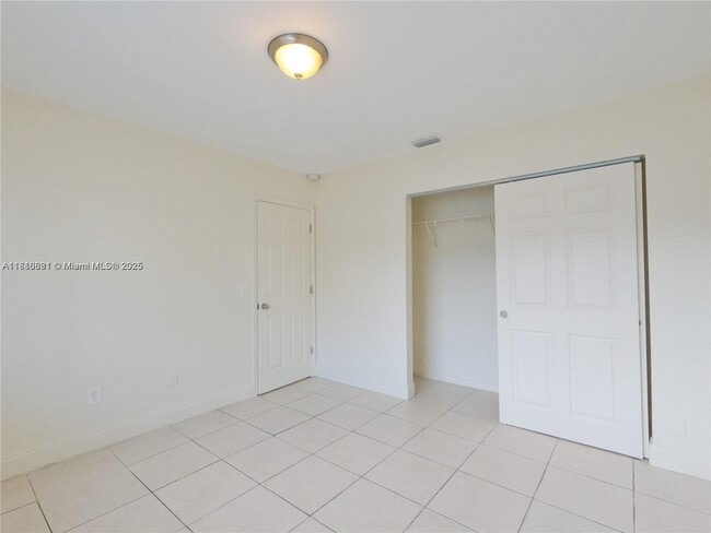 Building Photo - 4940 Serafica Dr
