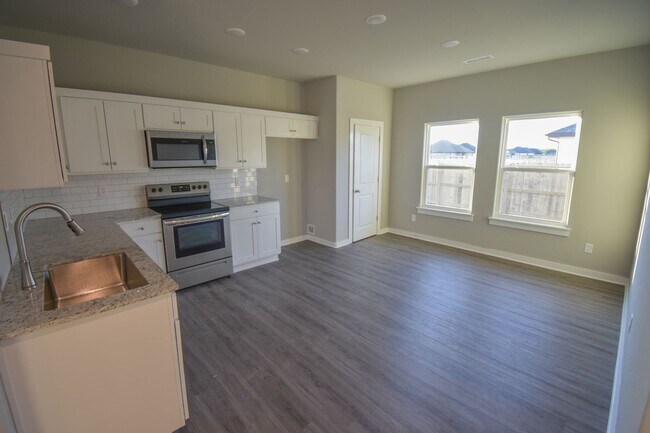 Building Photo - Nice  3 bedroom 2 bath home located right ...