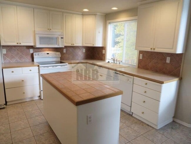 Building Photo - Enchanting, Elegant and Immaculate Home in...