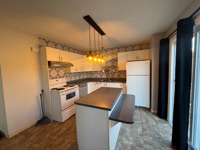 Building Photo - Spacious 7 Bedroom, 2.5 Bathroom Home