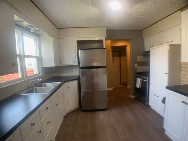 Foto del edificio - Huge yard! Updated appliances and more!